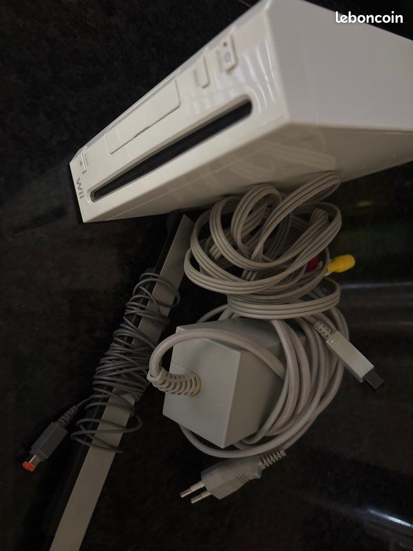 Vend wii avec câble et barre (image 1)