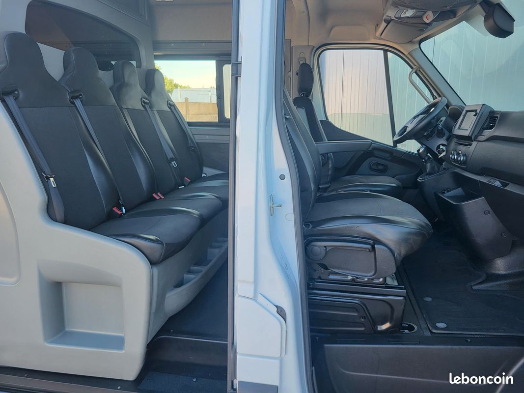 RENAULT MASTER L3H2 FOURGON 2.3 Blue DCI 135 GRAND CONFORT CABINE APPROFONDIE FIXE 06 PLACES avec NAVIGATION + RADARS ARRIERE + HABILLAGE BOIS + PORTES ARRIERE 270 DEGRÉS ( Prix de Vente 25 990 HT ) (image 3)