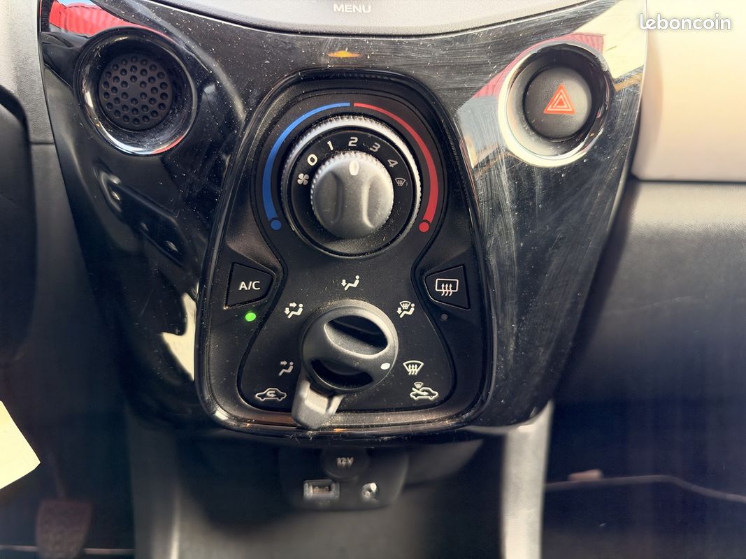 Peugeot 108 1.2 PURETECH STYLE 5P (image 11)