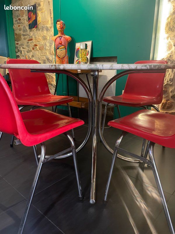 Table ronde marbre pieds tubulaires chromés (image 2)