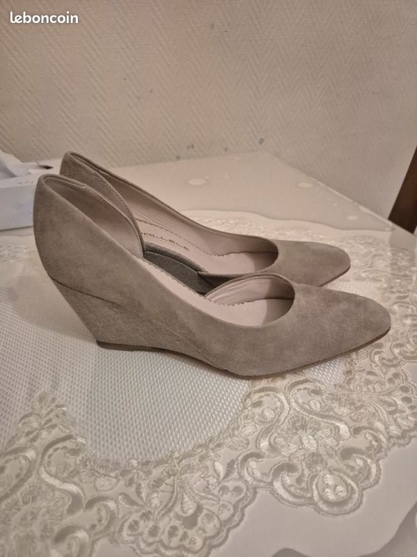 Jolis escarpins couleur beige (image 2)