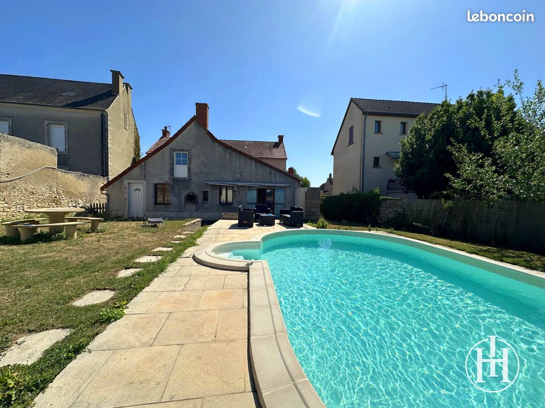 Maison 8 pièces 215 m² · à Morlac · 215 m² · 127 000 €