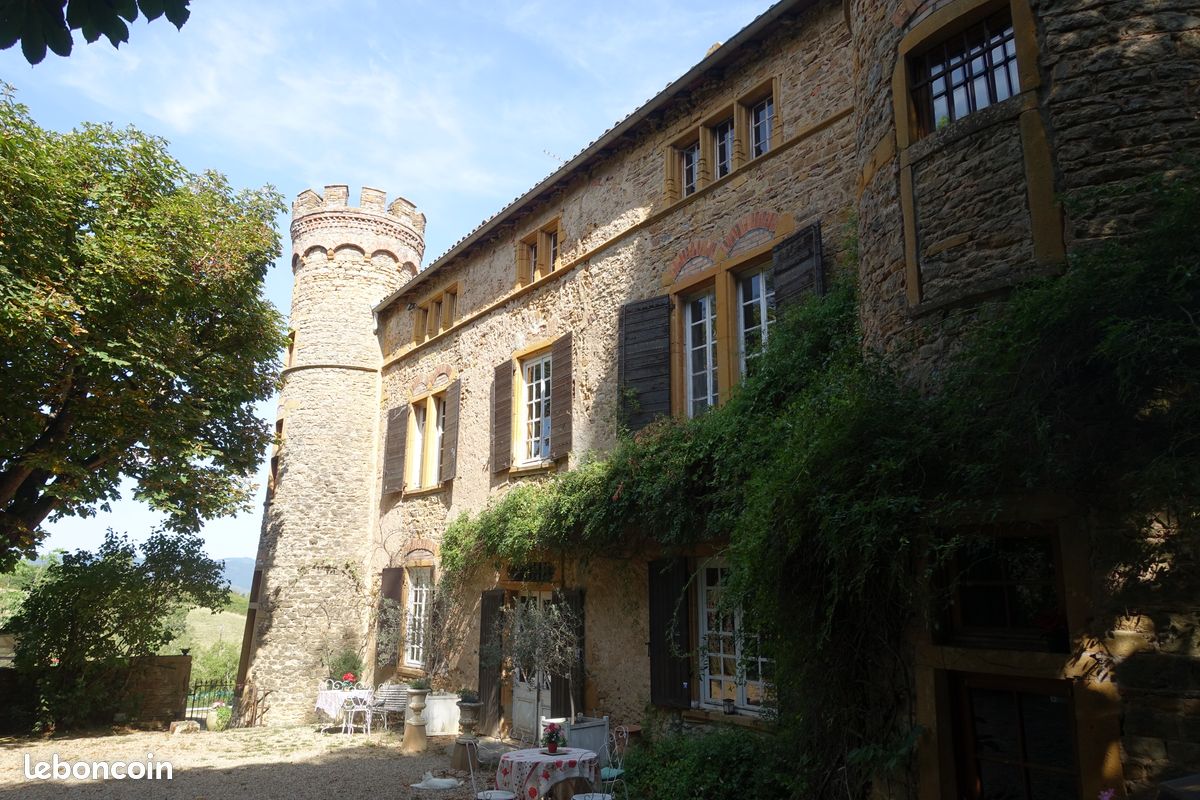 Maison 11 pièces 375 m² · à Val d'Oingt · 375 m² · 890 000 €