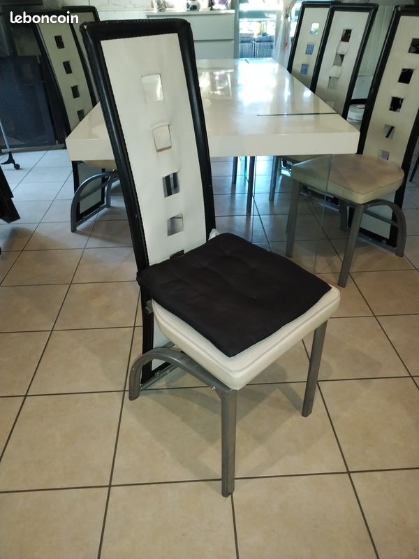Table avec chaises (image 4)