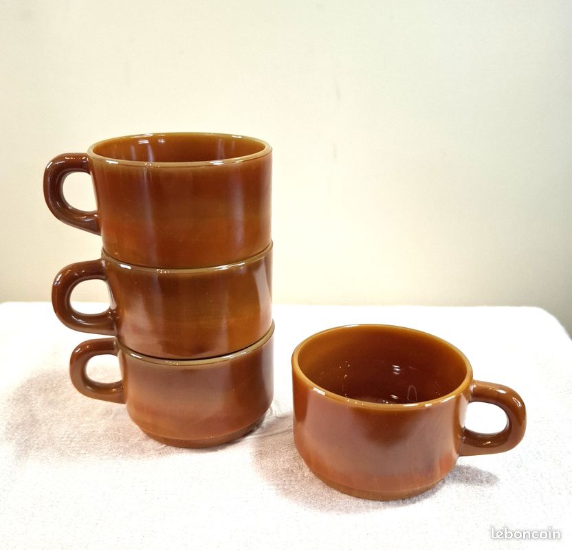 Tasses vintage Arcopal caramel (image 1)