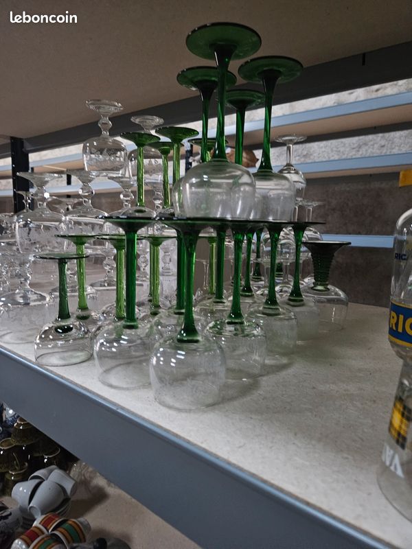 Ancien verre alsacien a pied vert (image 1)