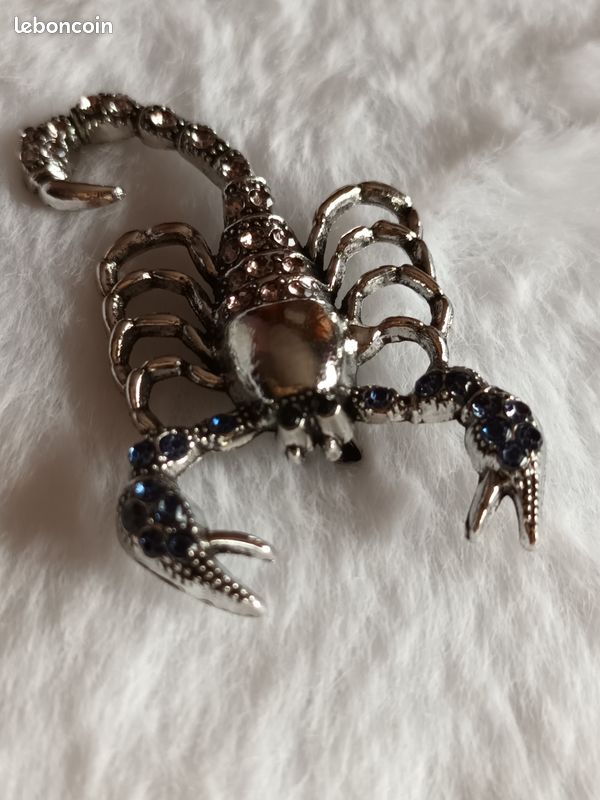 Broche scorpion argentée strass bleu (image 5)