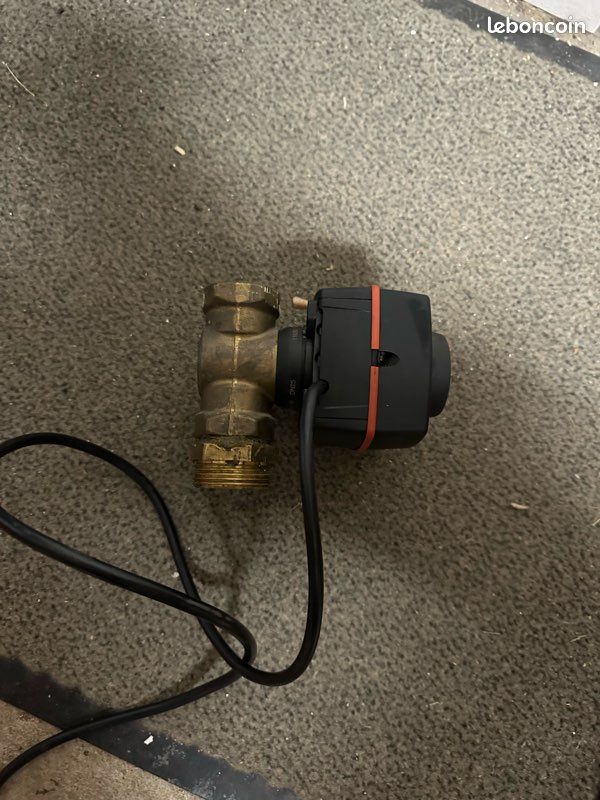 ESBE Ensemble Vanne De Mélange 3 Voies Avec Servomoteur – DN 15 (139FU)