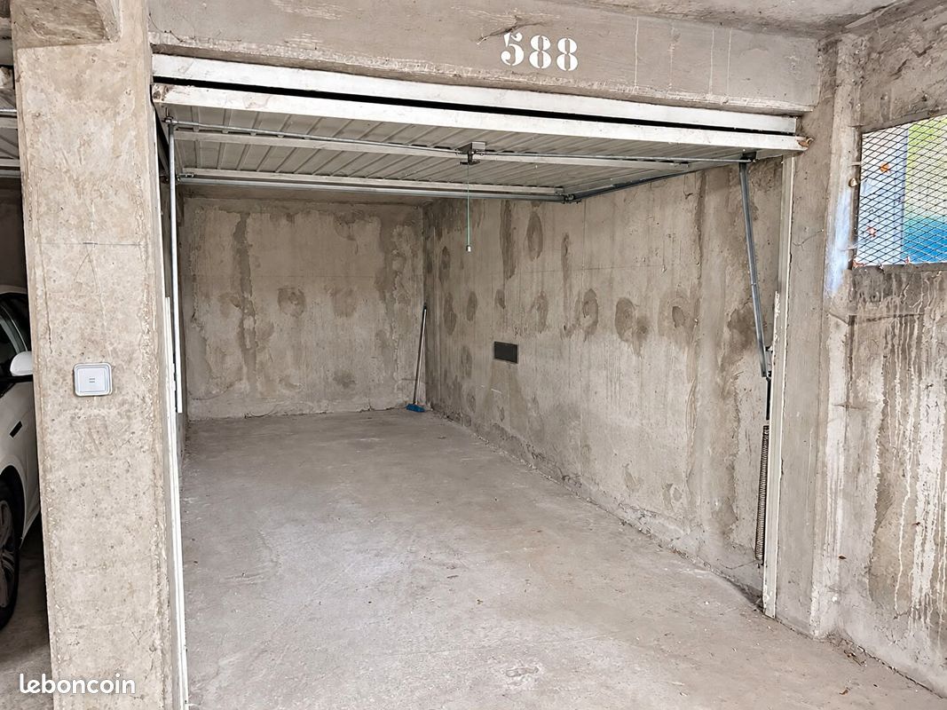 Parking/box Villeurbanne · 100 €/mois
