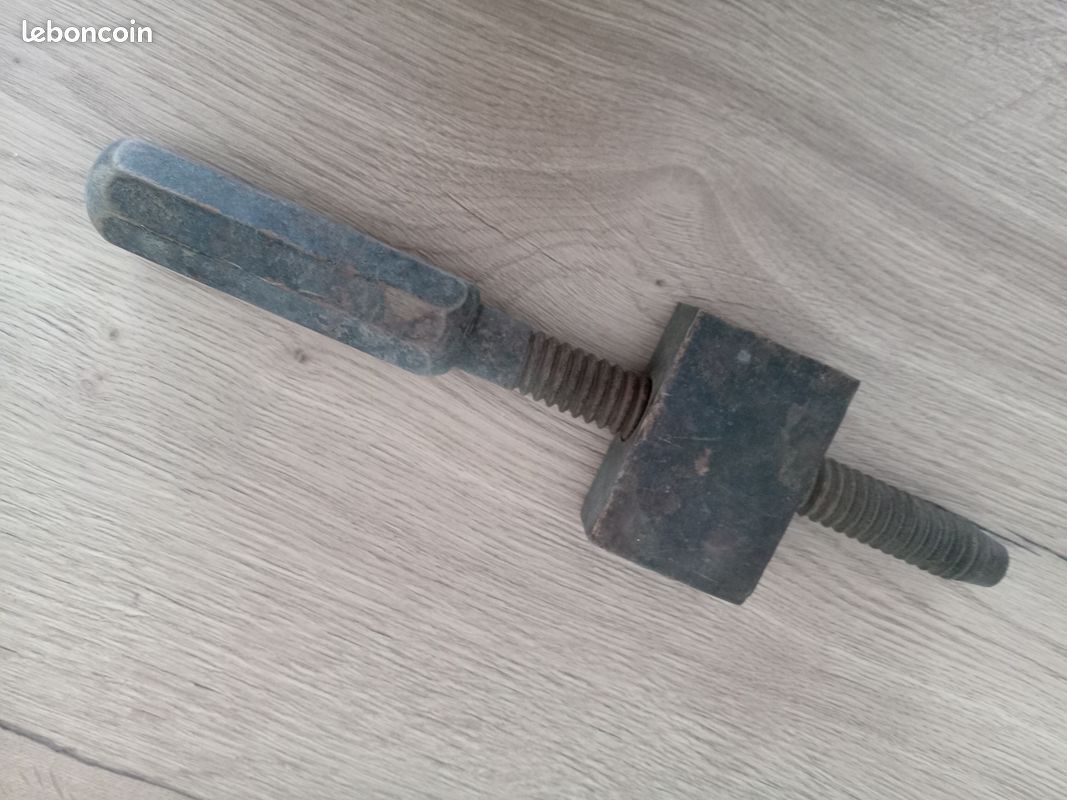Vis de serrage ancienne en bois (image 1)