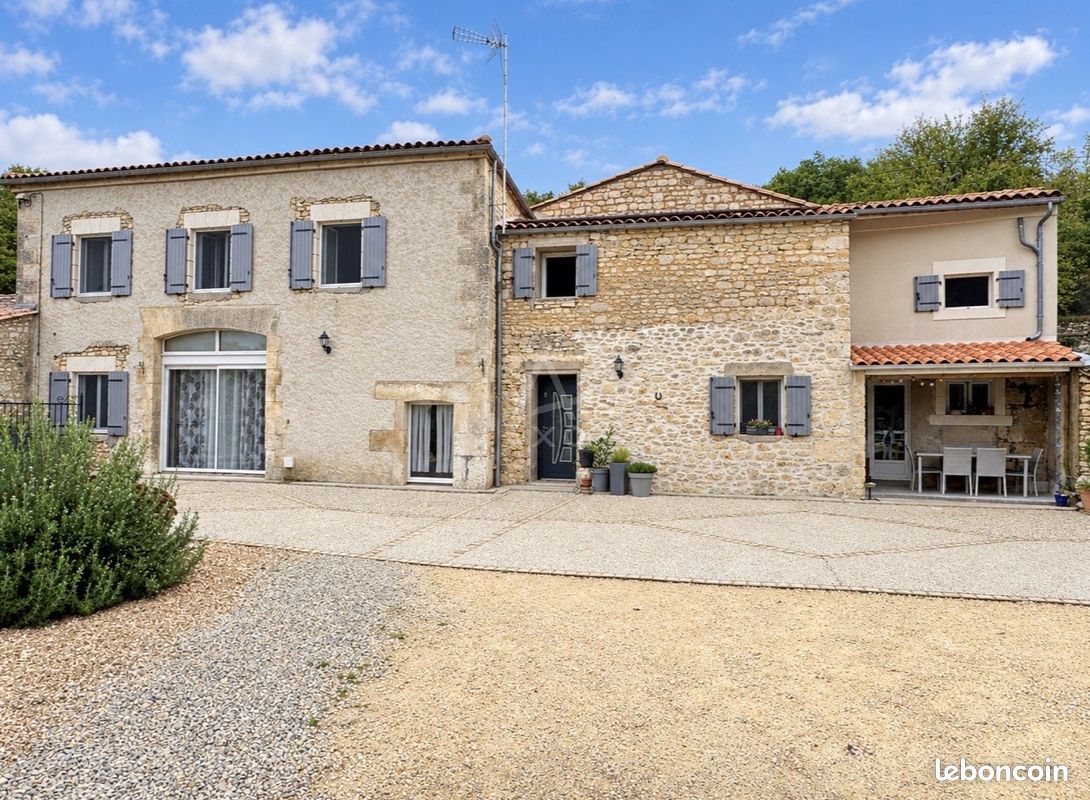 Maison 8 pièces 167 m² · à Touvre · 167 m² · 355 000 €