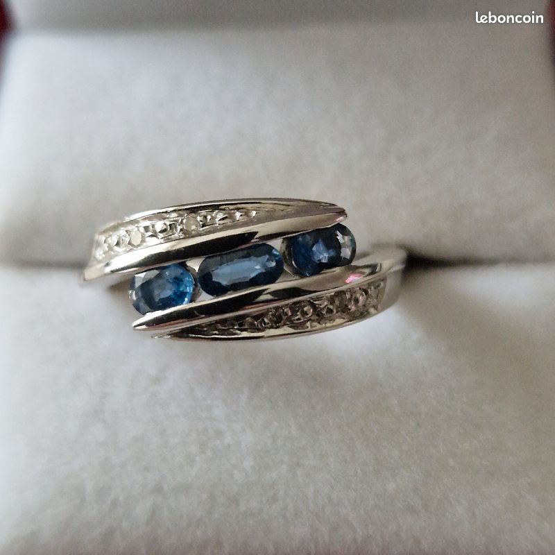 Bague or blanc 18 carats Originale saphir bleu Montres Bijoux