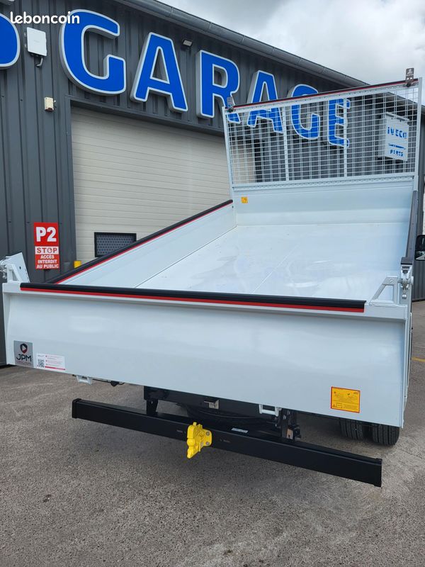 IVECO DAILY 35C18 H3.0 BVM6 PACK COMFORT + PACK CONSTRUCTION SIMPLE CABINE BENNE et COFFRE 03 PLACES comme NEUF avec CAMÉRA + MOTEUR 3 LITRES + SUSPENSION RENFORCÉE 13 LAMES ( Prix Vente 48 490 HT ) (image 14)