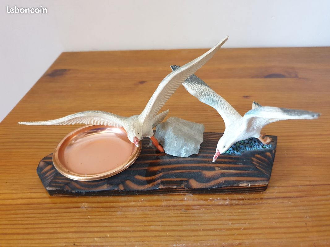 Sculpture décorative figurant deux mouettes en résine sur une base de bois brûlé avec coupelle en laiton 10x20 cm (image 1)