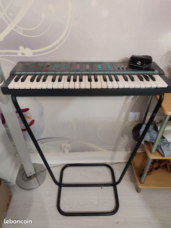 Bontempi Piano Électronique 10 2010 – 24 Touches Avec Micro – 2 Sons, 2 Rythmes, 22 Démos – Effets Lumineux – Enregistrement – Prise MP3 – Dimensions 280x270x230 Mm