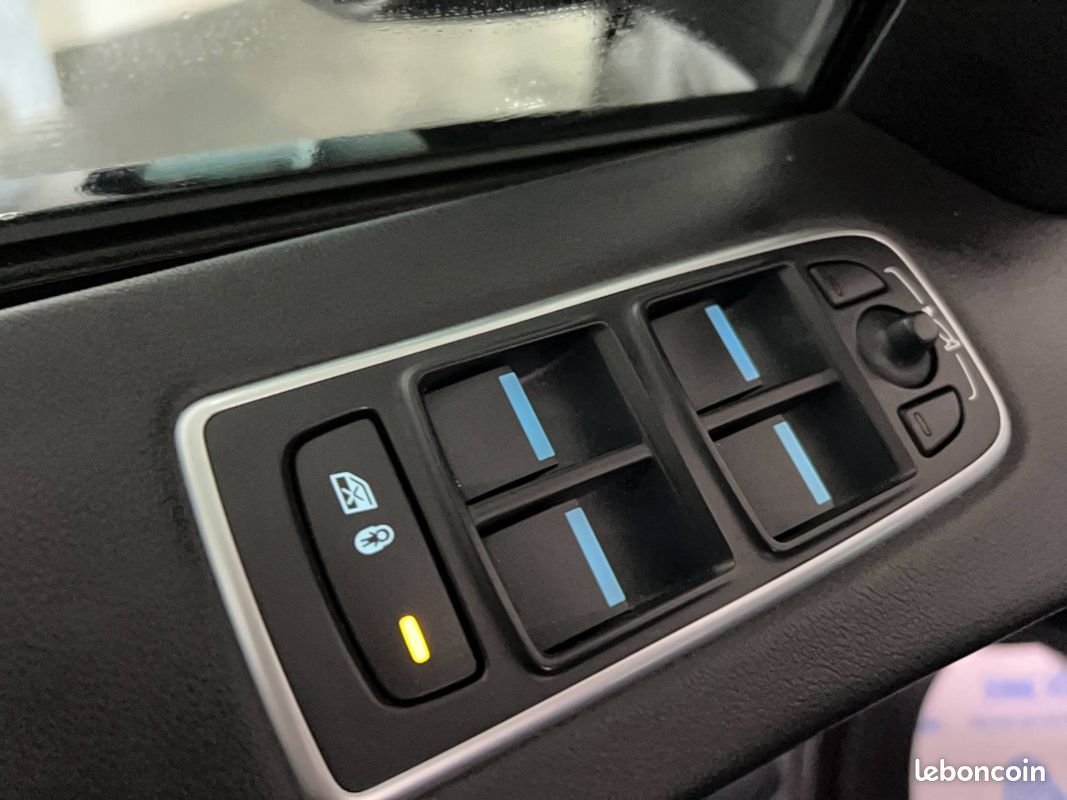 JAGUAR F-Pace 2.0 D - 180 ch AWD BVA8 Chequered Flag (image 27)