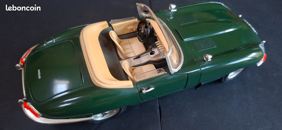 Voiture miniature Jaguar Type E Cabriolet 1961 1/18 - Bburago (image 6)