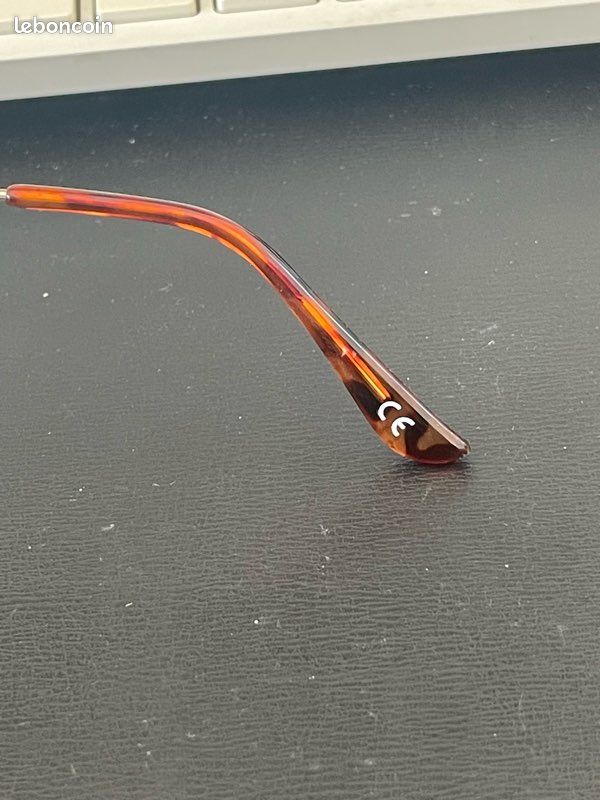 Une paire de lunettes de soleil (image 4)