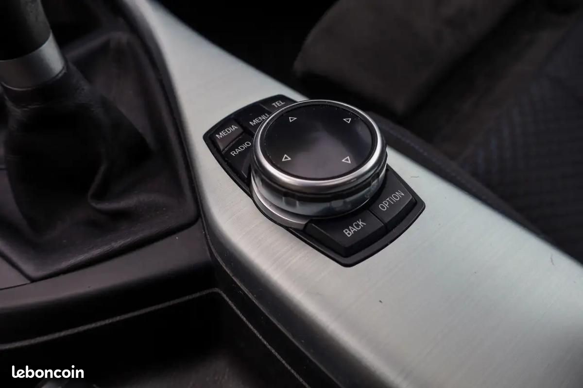 BMW M2 328 ch ARRIÈRE - BOITE MANUELLE M SPORT CAMÉRA D'AIDE AU STATIONNEMENT TOIT OUVRANT VOLANT... (image 26)