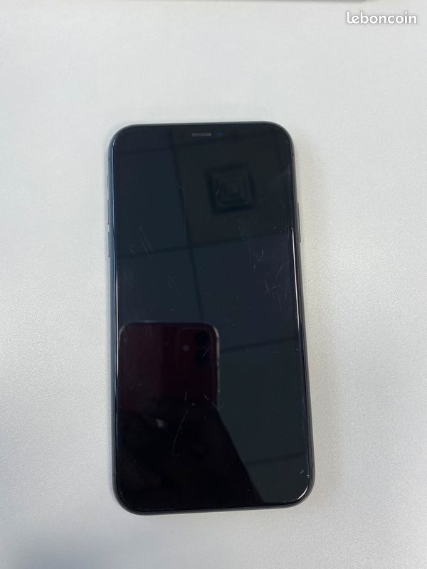 IPhone 11 noir bon état (image 1)