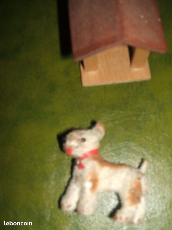 Niche en bois avec chien (image 2)