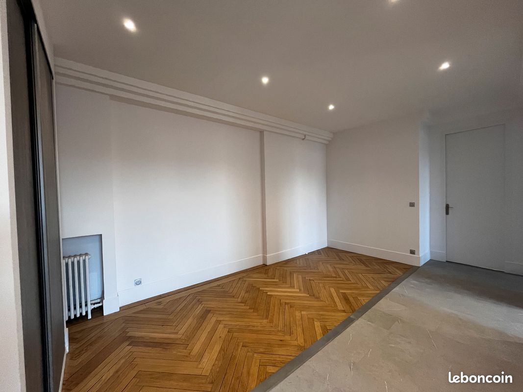 Parking 3 pièces 75 m² · à Saint-Étienne · 75 m² · 990 €