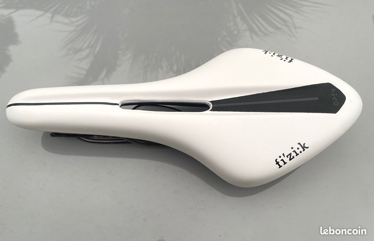 Selle De Vélo Fizik Arione – Noire Et Blanche – Modèle Route/racing – Occasion