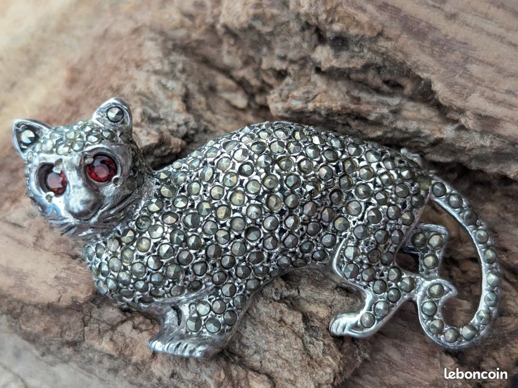 Broche Chat Métal Argenté Avec Cristal Et Nœud - Marque Buchel, Neuve Avec étiquettes