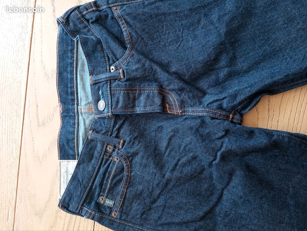 Jeans Bleus Clairs à Jambe Droite et Ourlet Brut pour Homme