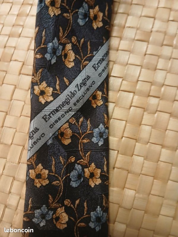 Cravate FOSSIL Bleu Noir Motif Abstrait Géométrique 100% Soie - Neuve Avec étiquette