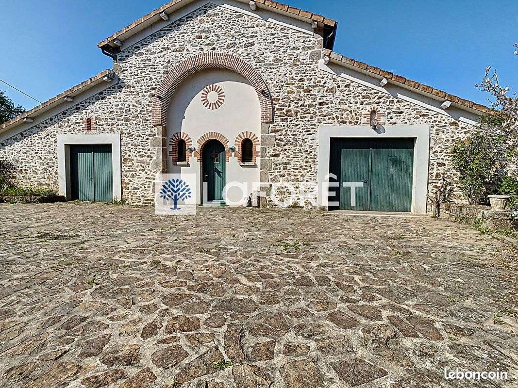 Maison 5 pièces 153 m² · à Combrand · 153 m² · 246 000 €