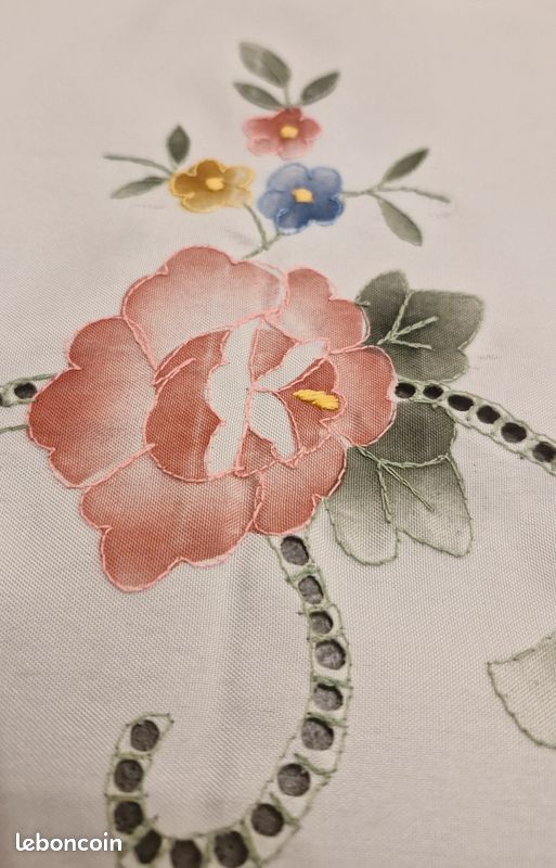 Grand napperon carre brode, 3 roses dans cercle (image 7)