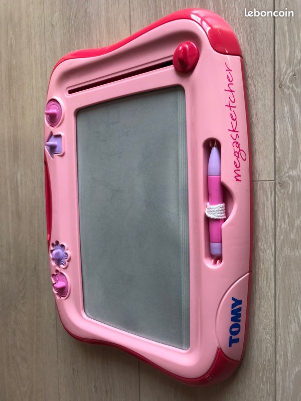 Ardoise Magique Megasketcher TOMY – Tableau Magnétique Effaçable 49x35 Cm Avec 4 Tampons – Cadeau Idéal Pour Enfants Dès 3 Ans