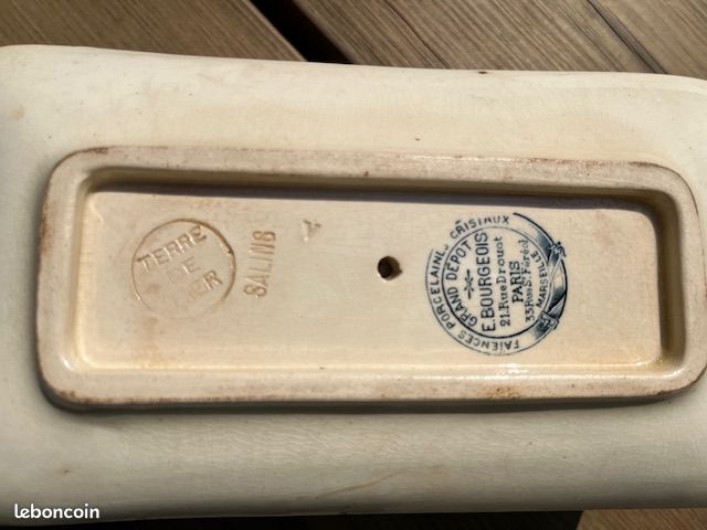 Une superbe saucière ancienne avec poinçon, en terre de fer (image 4)