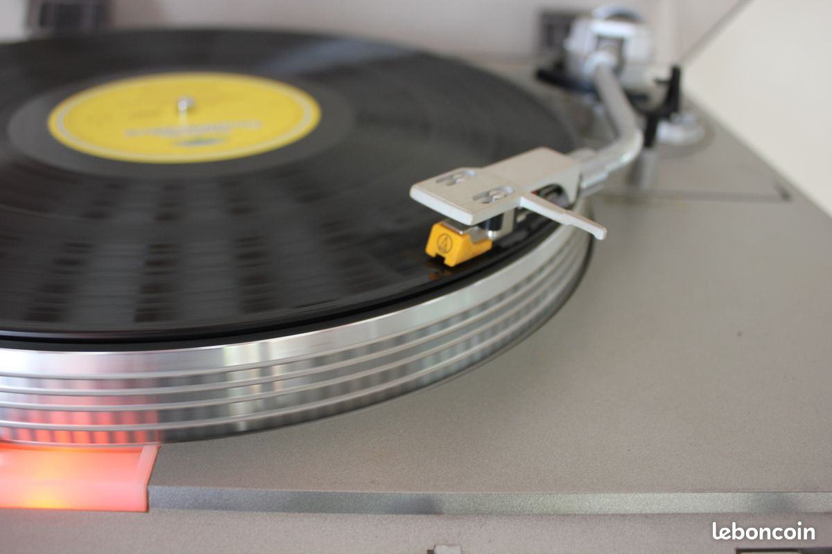 Akai AP-20c platine vinyl vintage 80, entrainement courroie , 33 et 45trs