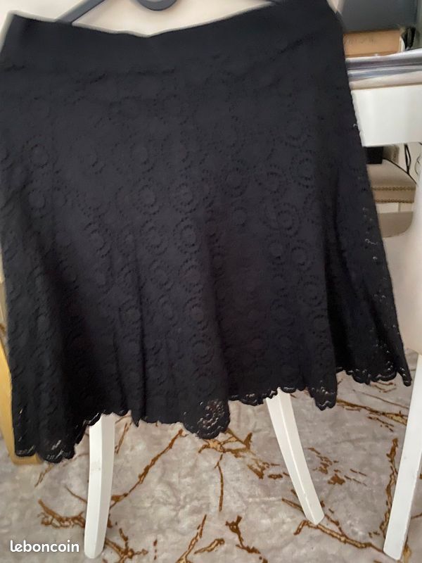 Belle jupe en dentelle noir (image 1)