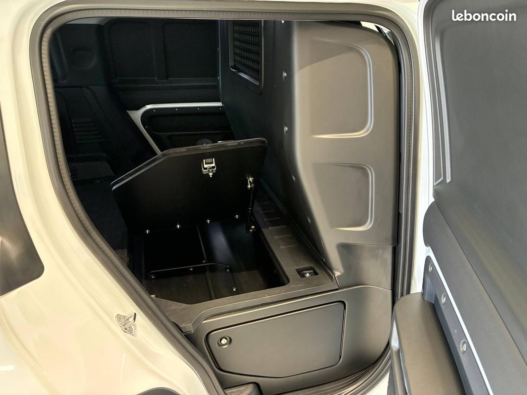 Land-rover Defender 110 3.0 D250 Hard Top S (image 17)