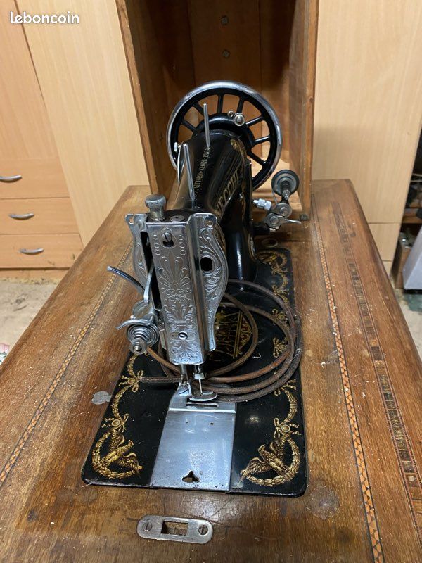 Machine à coudre ancienne Necchi sur table d'origine vintage (image 4)