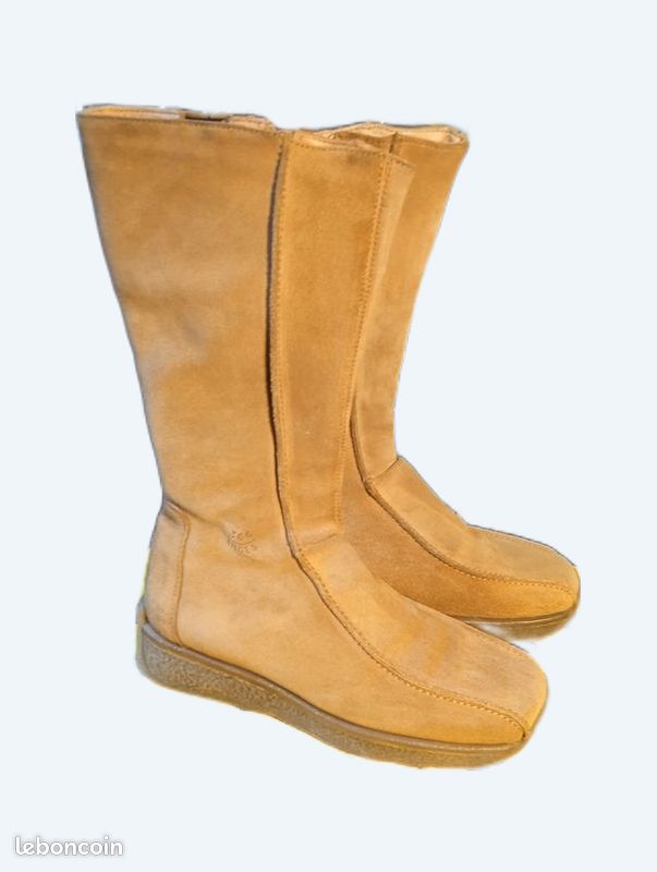 Bottes en daim beige semelles de crêpe épaisses pointure 38