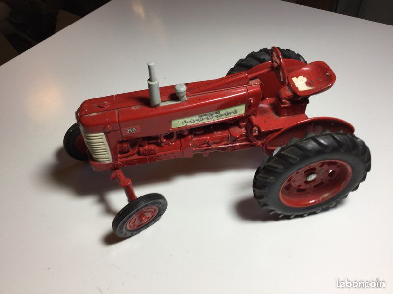 Mignature tracteur agricole IH (image 2)