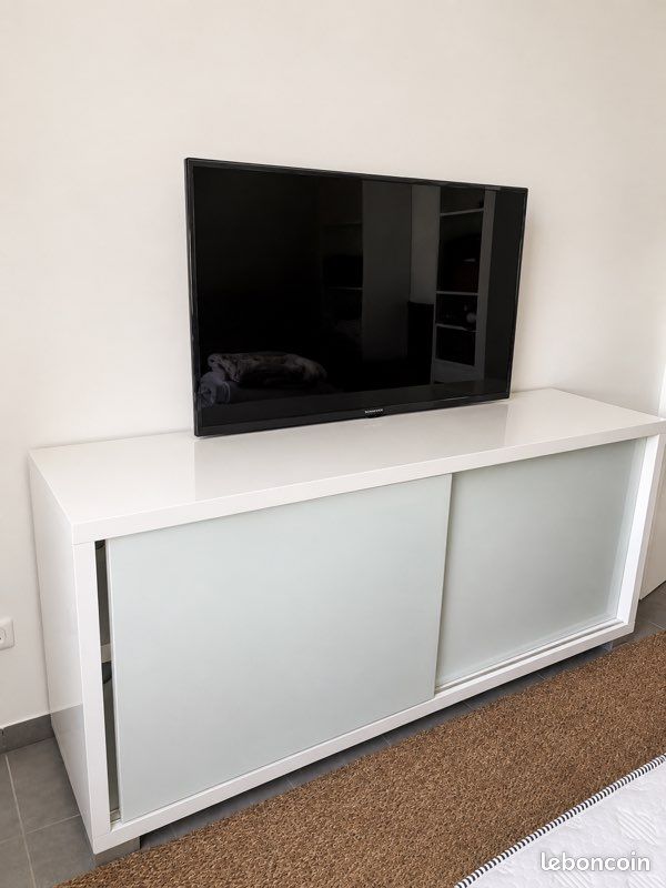 Meuble TV blanc laqué avec portes coulissantes en verre dépoli – Excellent état (image 4)