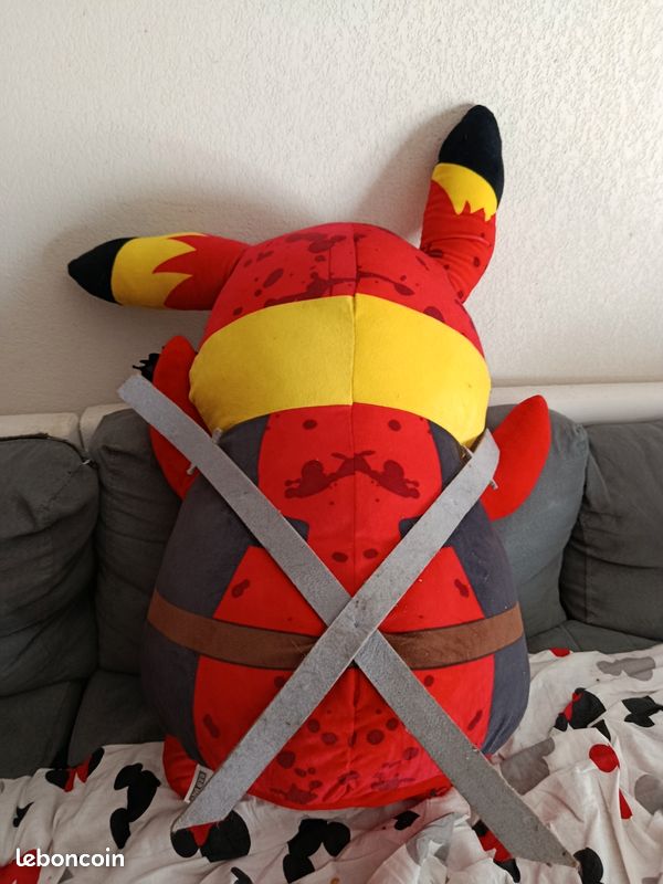 Peluche Pikachu Deadpool (image 3)
