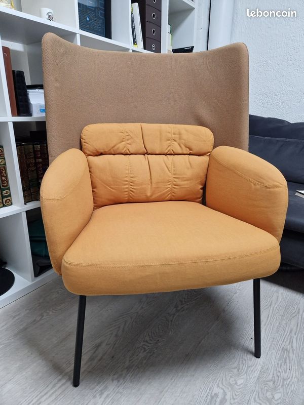 Fauteuil en velours jaune avec dossier haut et pieds noirs en bois Fauteuil en velours jaune avec dossier haut et pieds noirs en bois