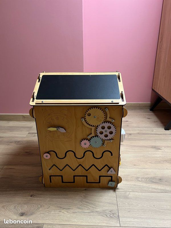 Grande maison d’activités Montessori en bois – Busy board complet – 1 à 3 ans – Très bon état (image 3)