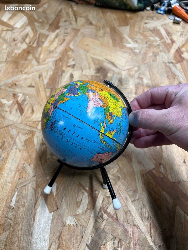 Globe terrestre TARIDE tripode année 60 (image 1)