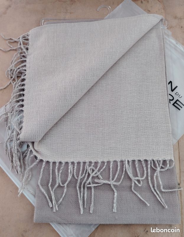 Châle étole Enveloppant En Laine Blanc - Neuf Sans étiquettes, Matière Douce Et Chaude, Accessoire Femme