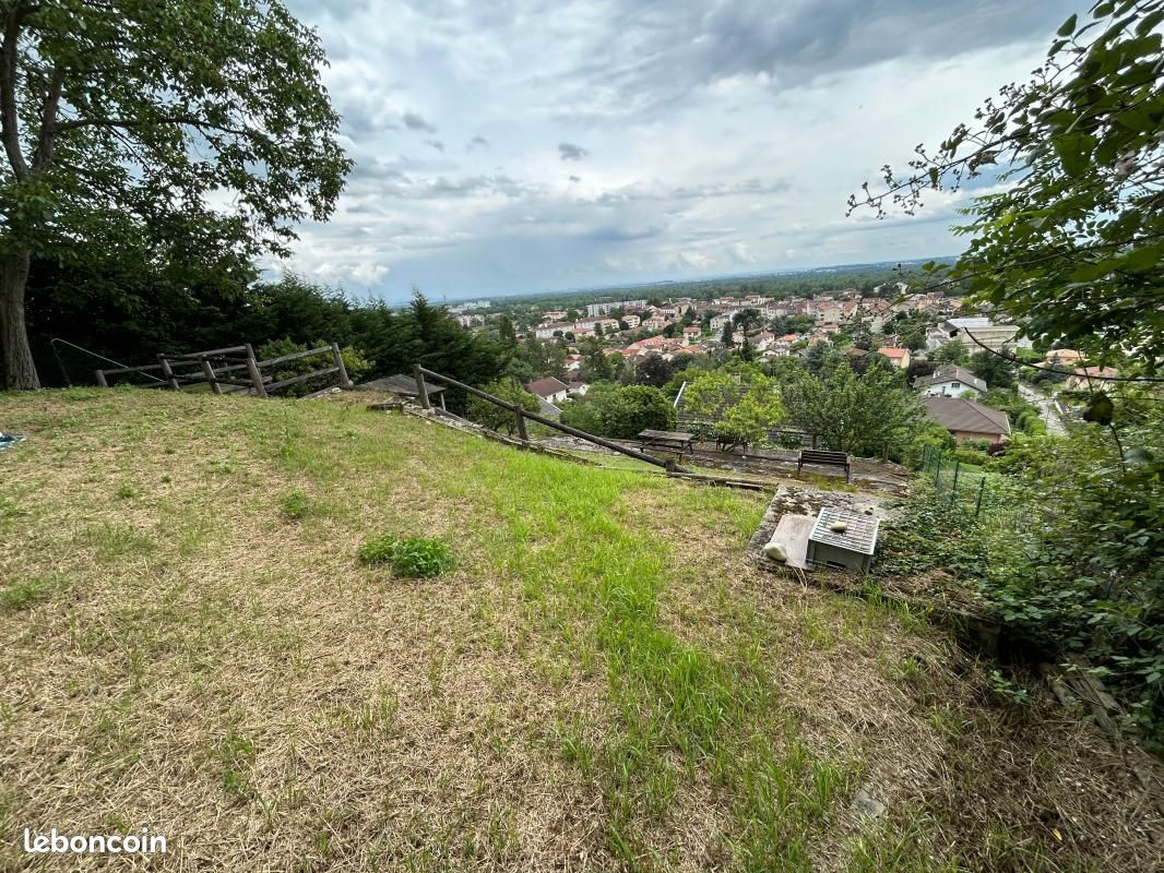 Terrain 580 m² Miribel · 180 000 €