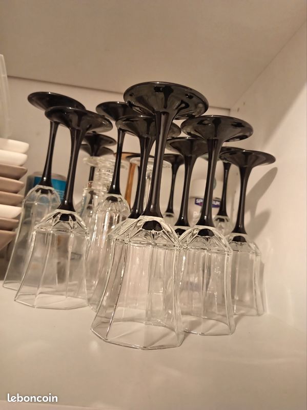 Lot de verres et flûtes à pieds (image 1)