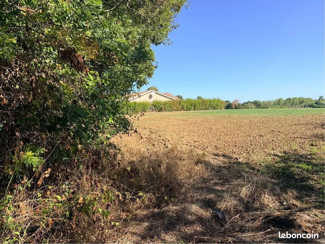 Terrain 1800 m² · à Bâgé-Dommartin · 88 000 €