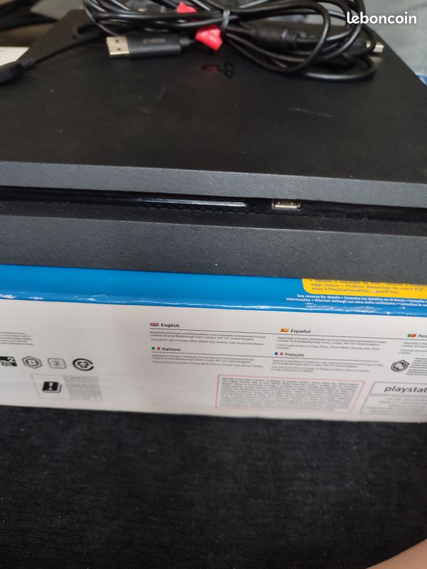 PS 4 slim (image 3)